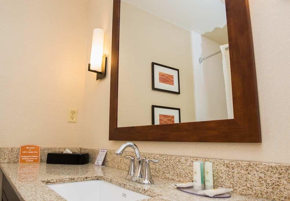Готель Courtyard By Marriott Erie Ambassador Conference Center Екстер'єр фото
