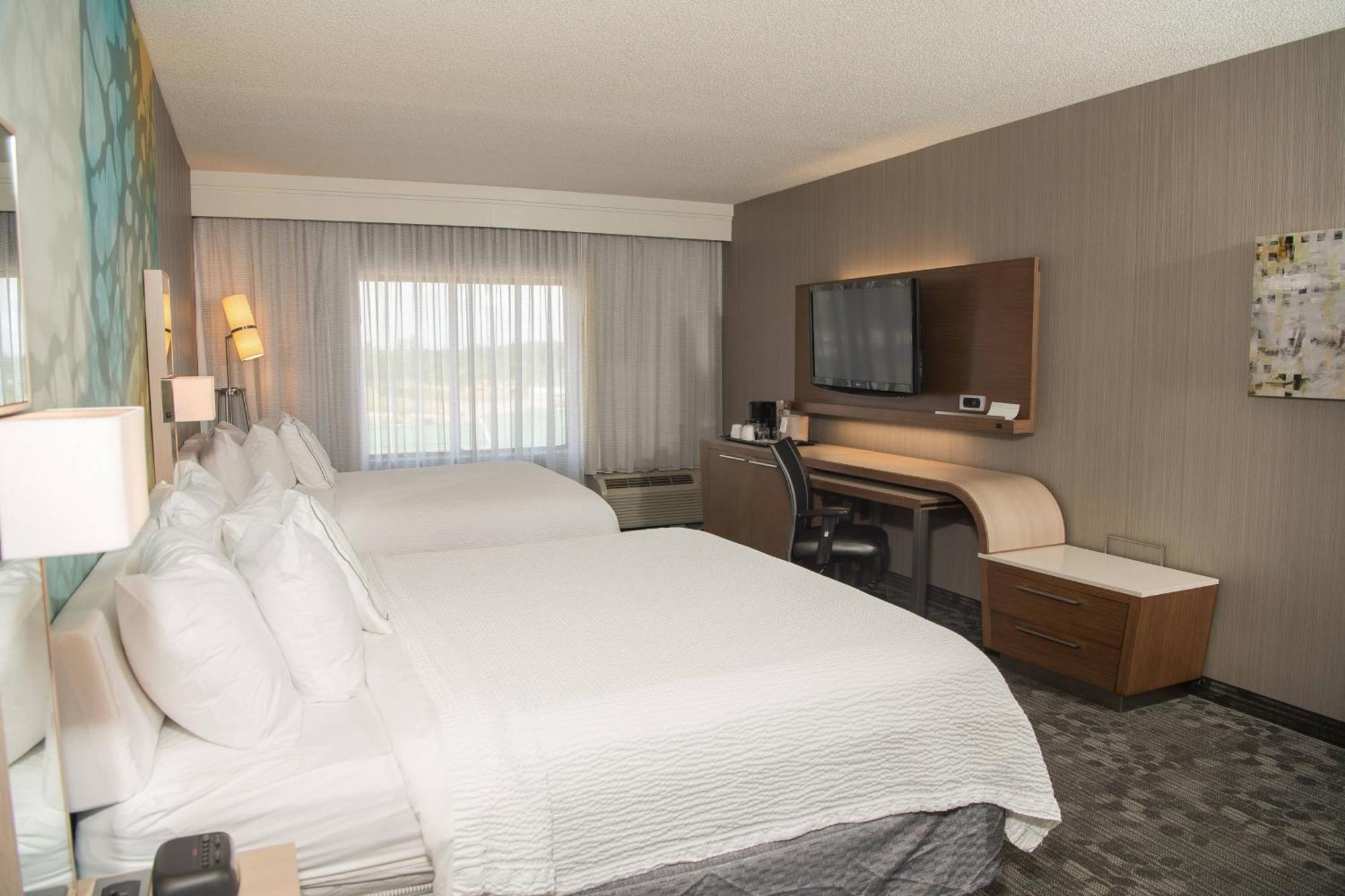 Готель Courtyard By Marriott Erie Ambassador Conference Center Екстер'єр фото
