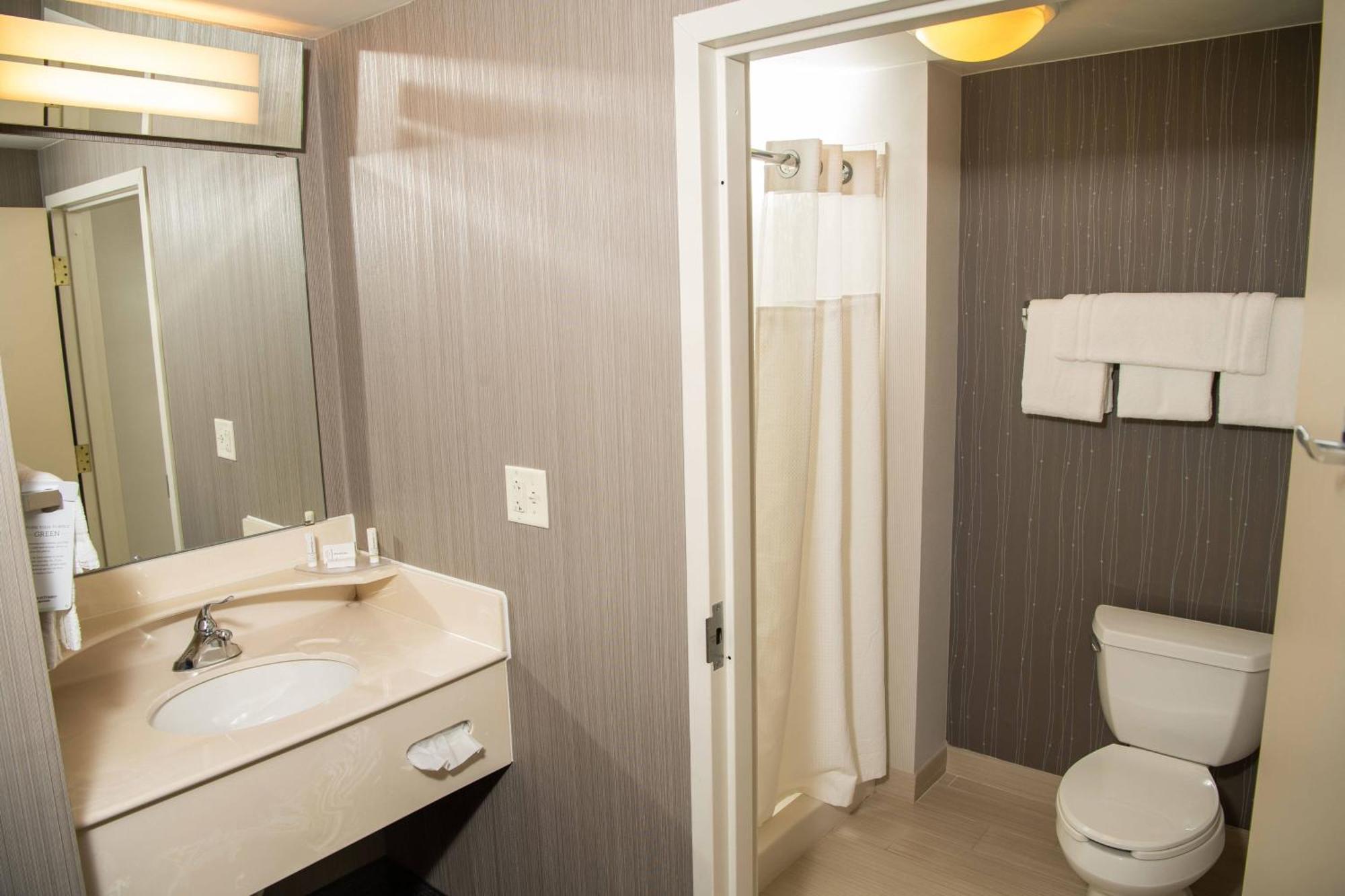 Готель Courtyard By Marriott Erie Ambassador Conference Center Екстер'єр фото