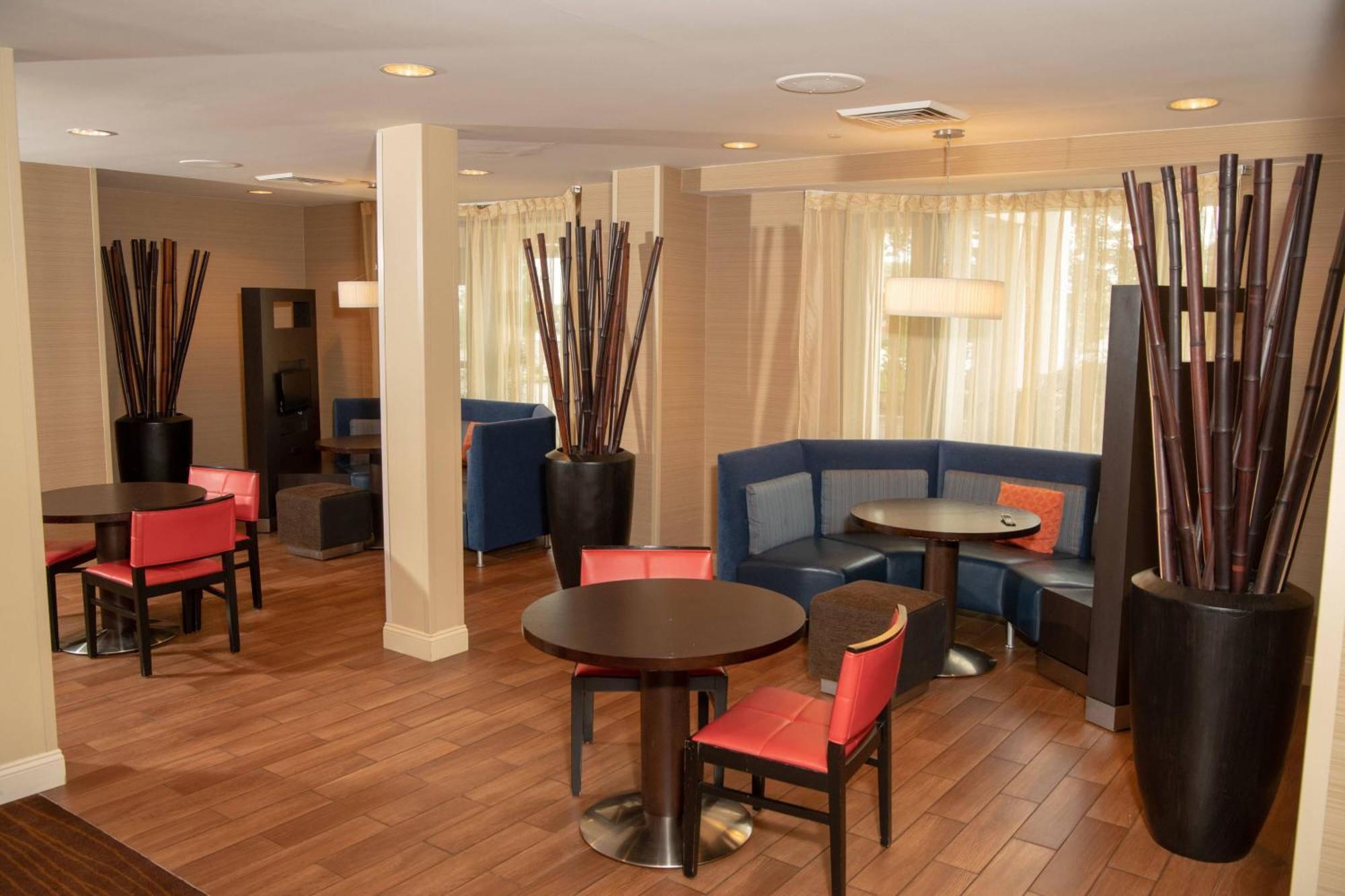 Готель Courtyard By Marriott Erie Ambassador Conference Center Екстер'єр фото