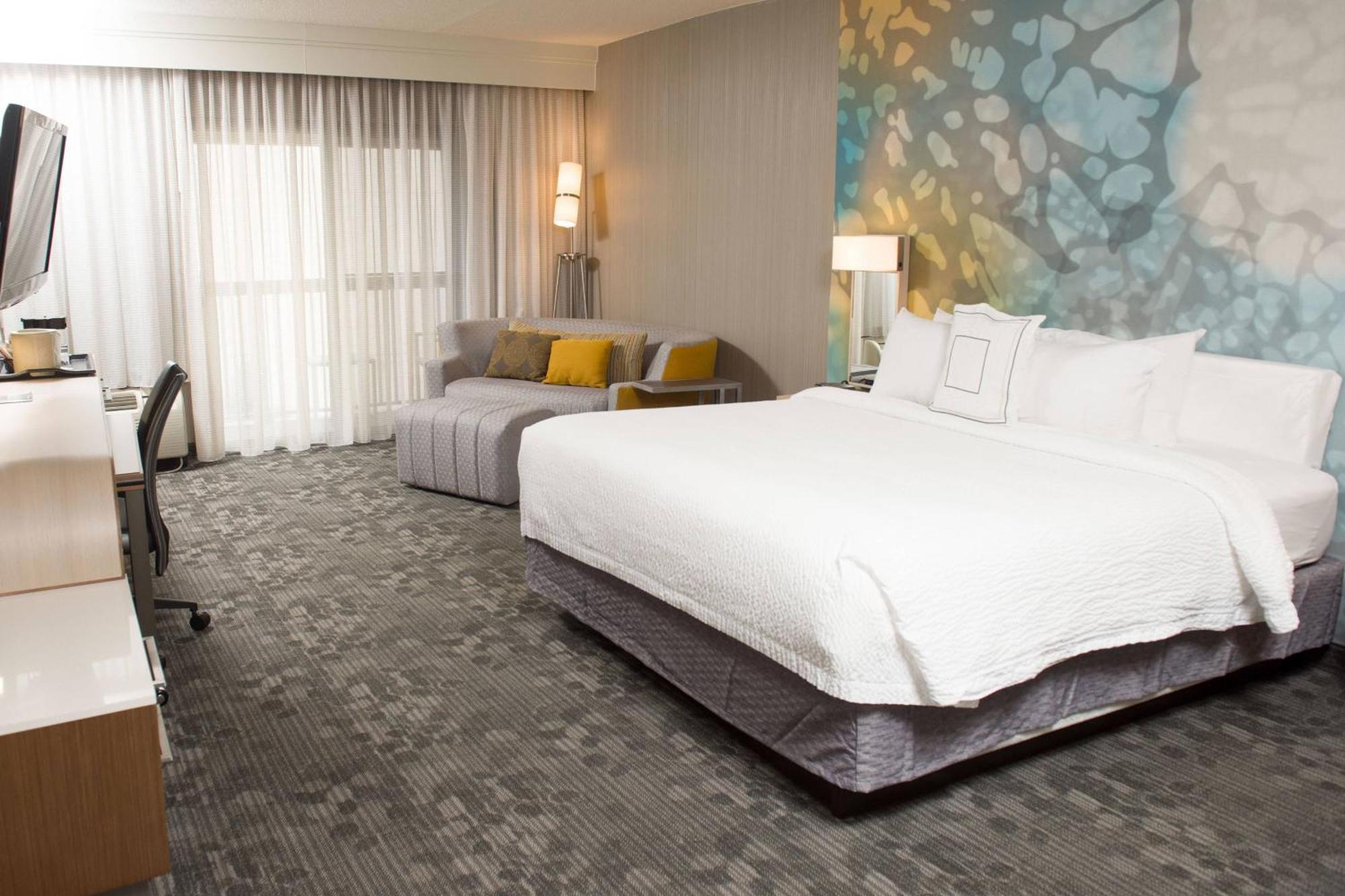 Готель Courtyard By Marriott Erie Ambassador Conference Center Екстер'єр фото