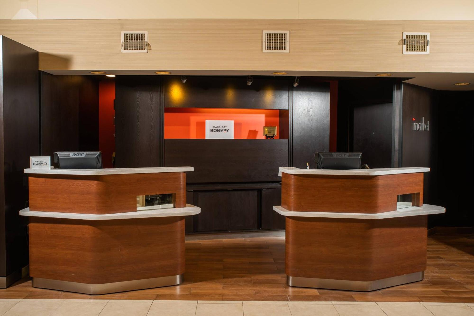 Готель Courtyard By Marriott Erie Ambassador Conference Center Екстер'єр фото