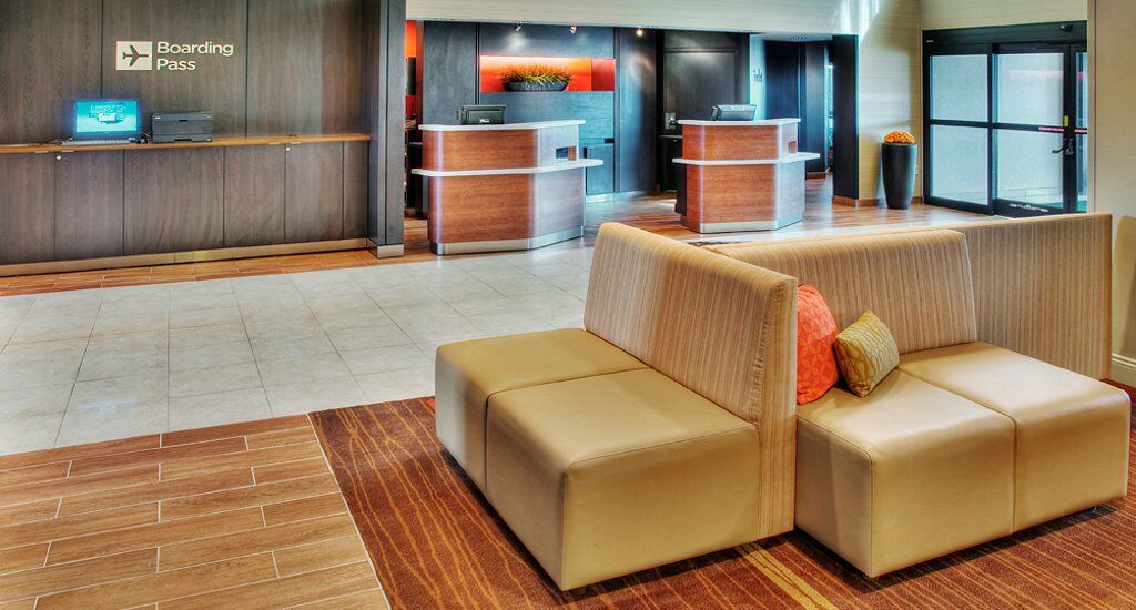 Готель Courtyard By Marriott Erie Ambassador Conference Center Екстер'єр фото