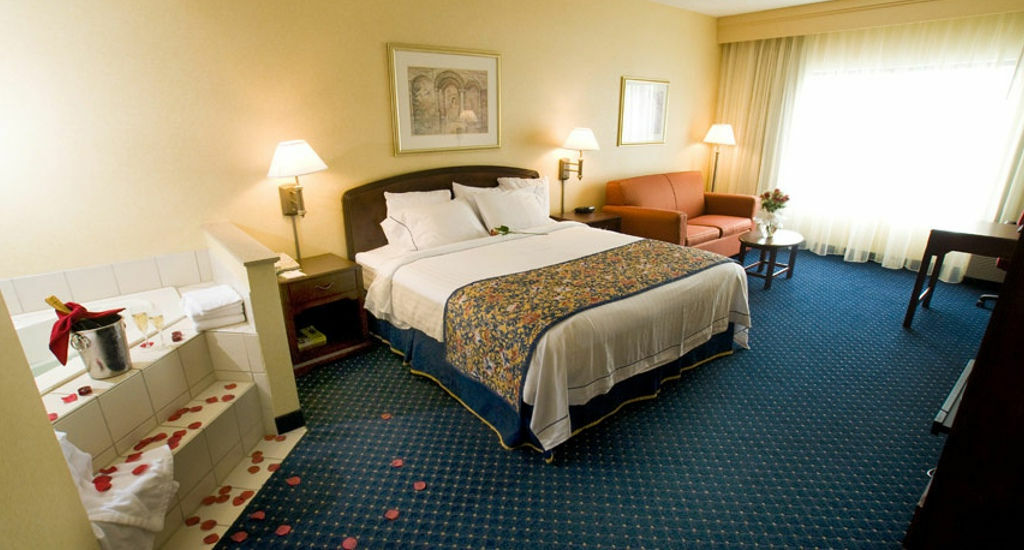 Готель Courtyard By Marriott Erie Ambassador Conference Center Екстер'єр фото